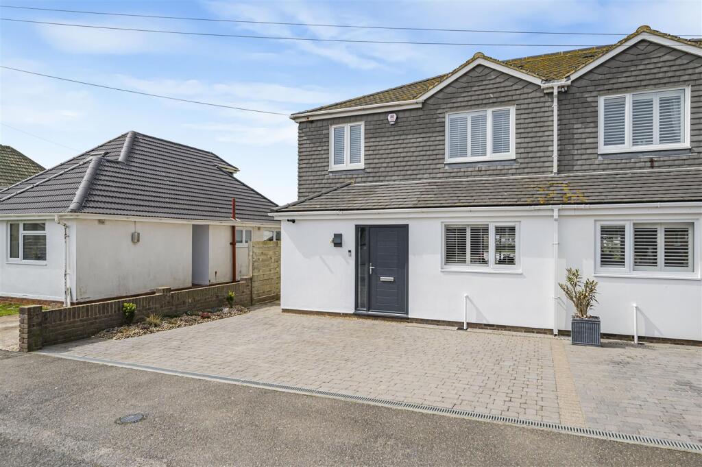 Roderick Avenue, Peacehaven photo 4