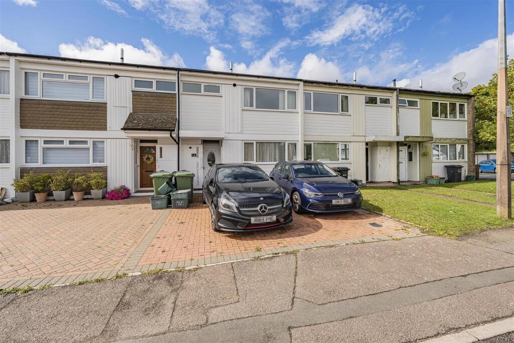 3-bed terraced on Alder Close, Park Street, St. Albans, £415,000