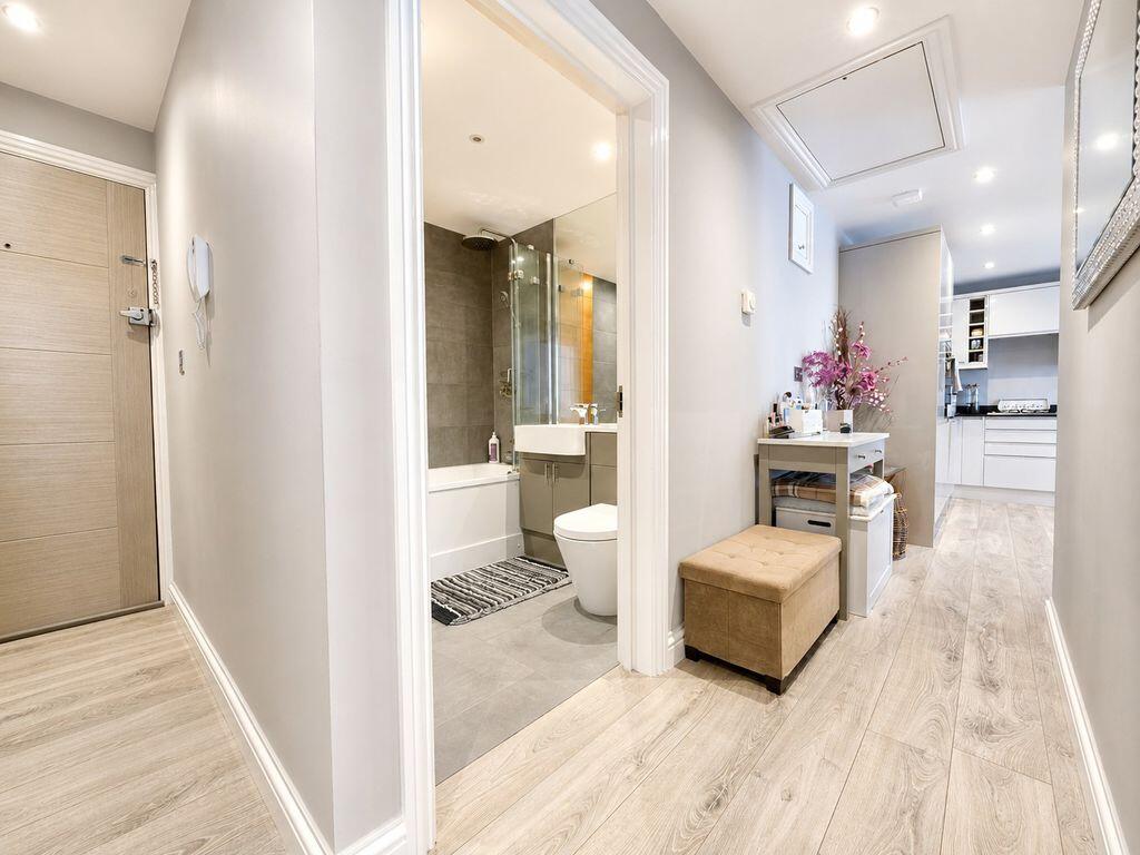 Apartment in Hazlemere - Stunning Apartment, Hazlemere - More