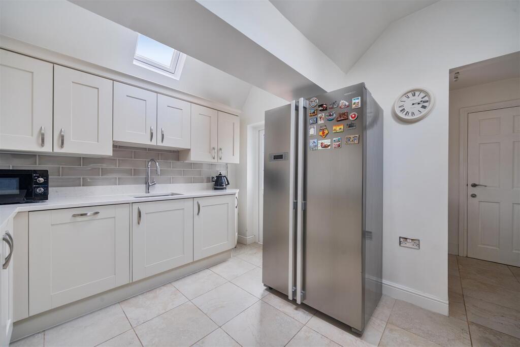 Barkham Road, Wokingham, Berkshire RG41 2RG photo 4