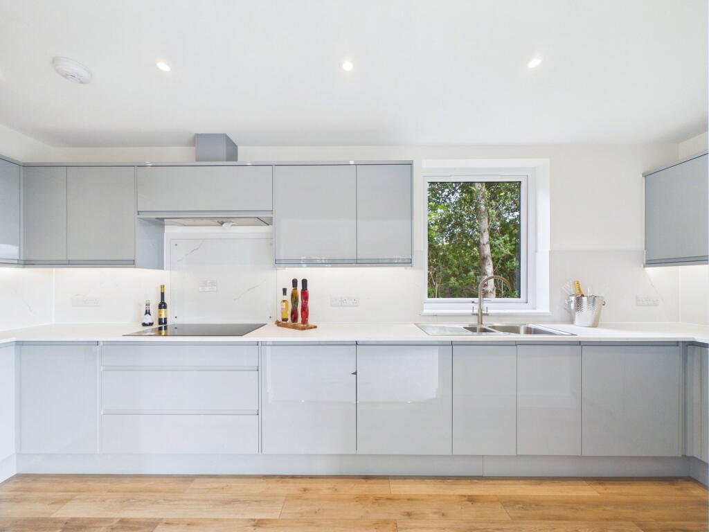Apartment in Torquay - More
