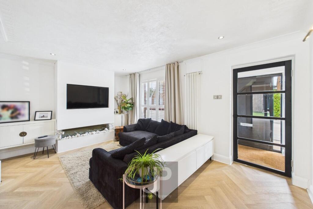 Blenheim Road, Pilgrims Hatch, Brentwood photo 4