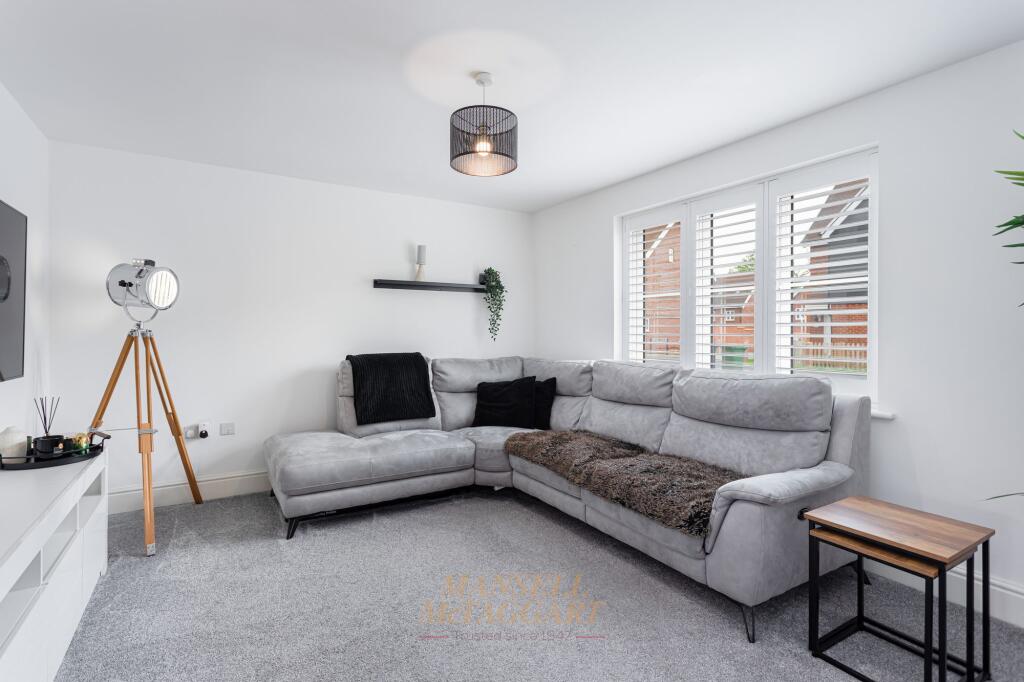 Rathbone Crescent, Horley, RH6 photo 2