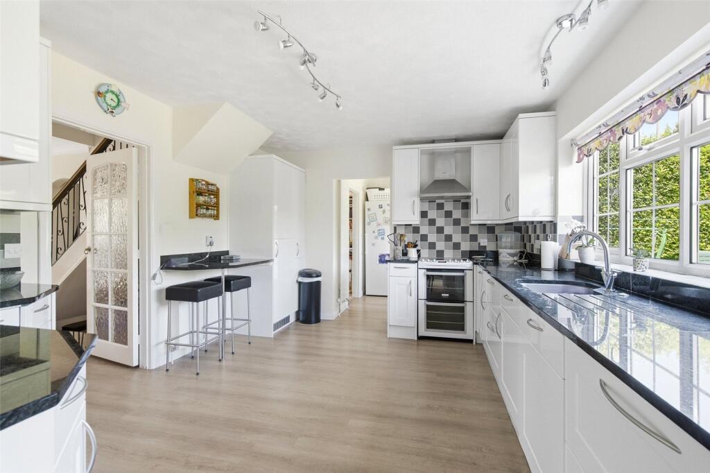Chenies Avenue, Little Chalfont, Buckinghamshire, HP6 photo 4