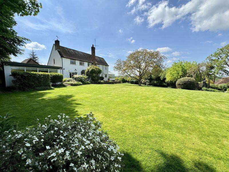 Private Lane, Bourne End   photo 2