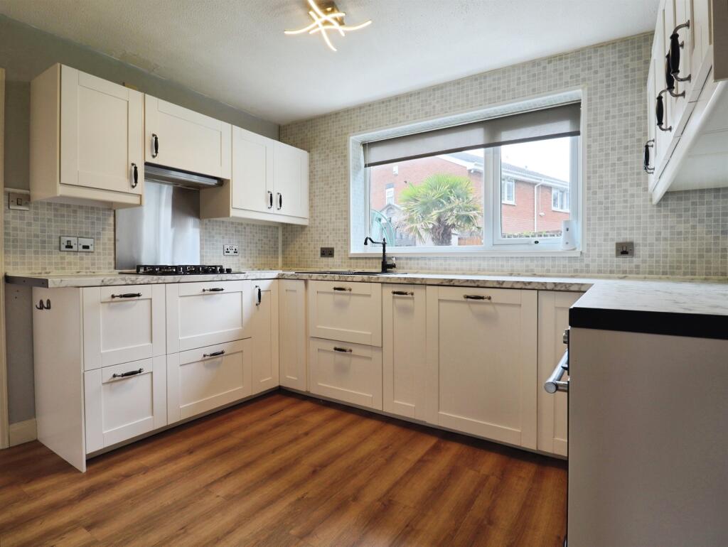 Brookfield Avenue, BARRY photo 3