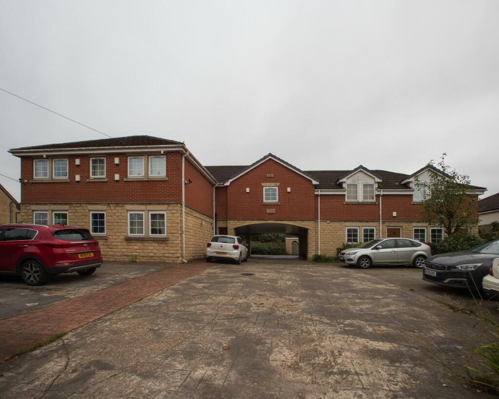 4-bed flat on Bradford Road, Wakefield, WF3, £180,000