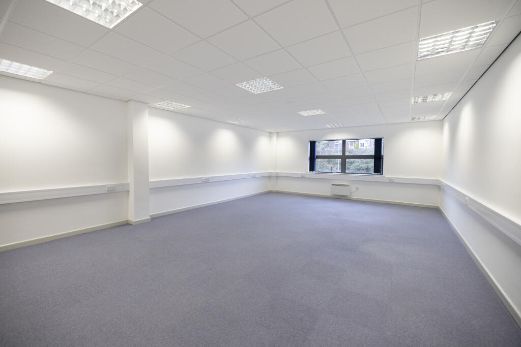 650 sqft office to let