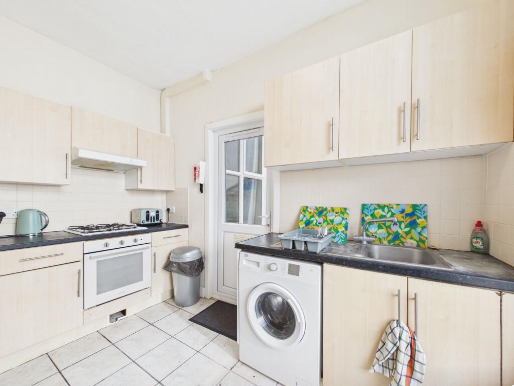 5 bedroom terraced house for rent