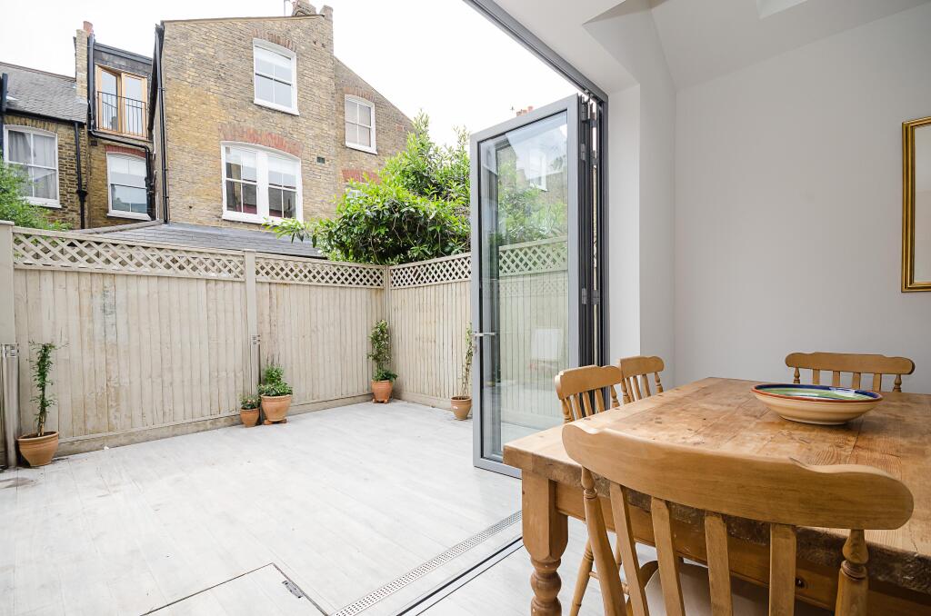 5 bedroom terraced house for rent