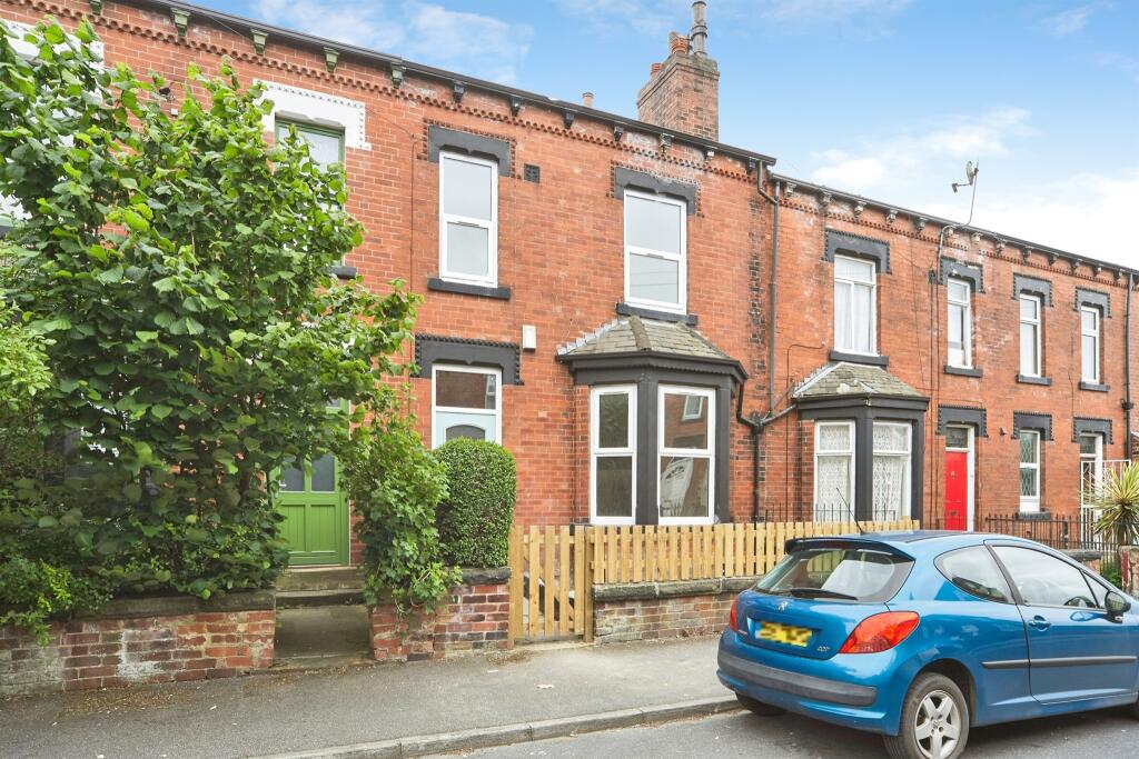 Main image of property: Sholebroke Mount, Leeds
