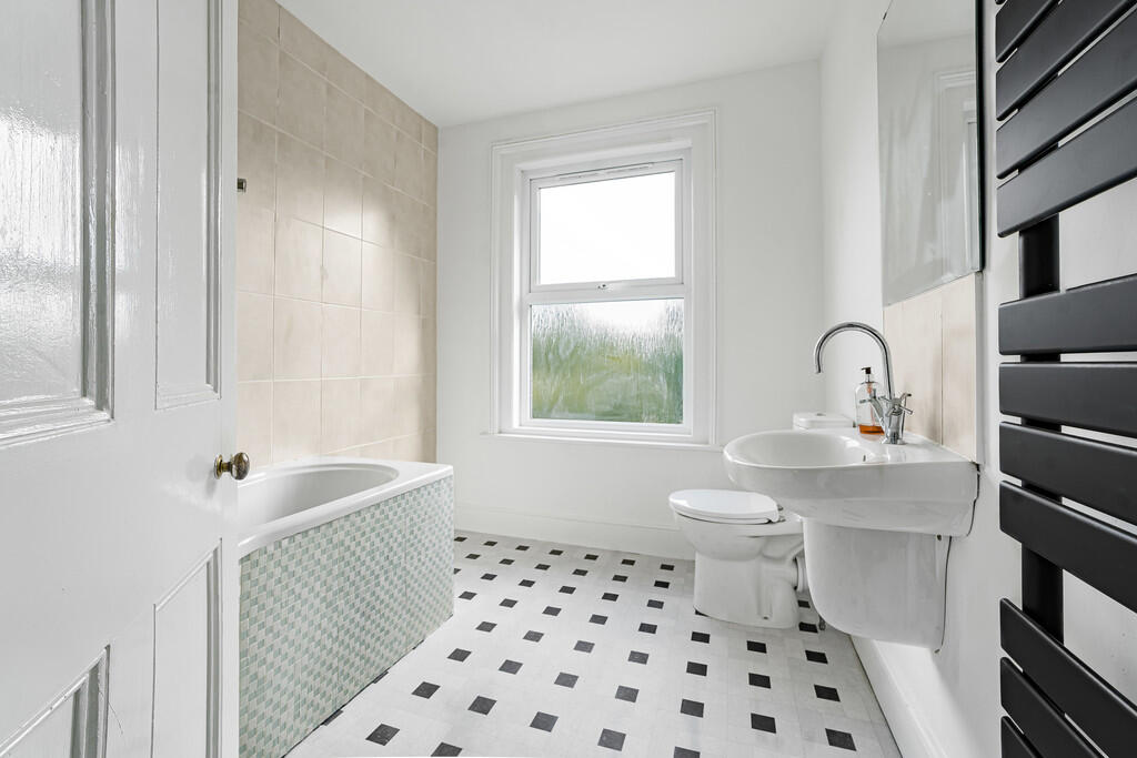 House in Teignbridge, Bovey Tracey - More