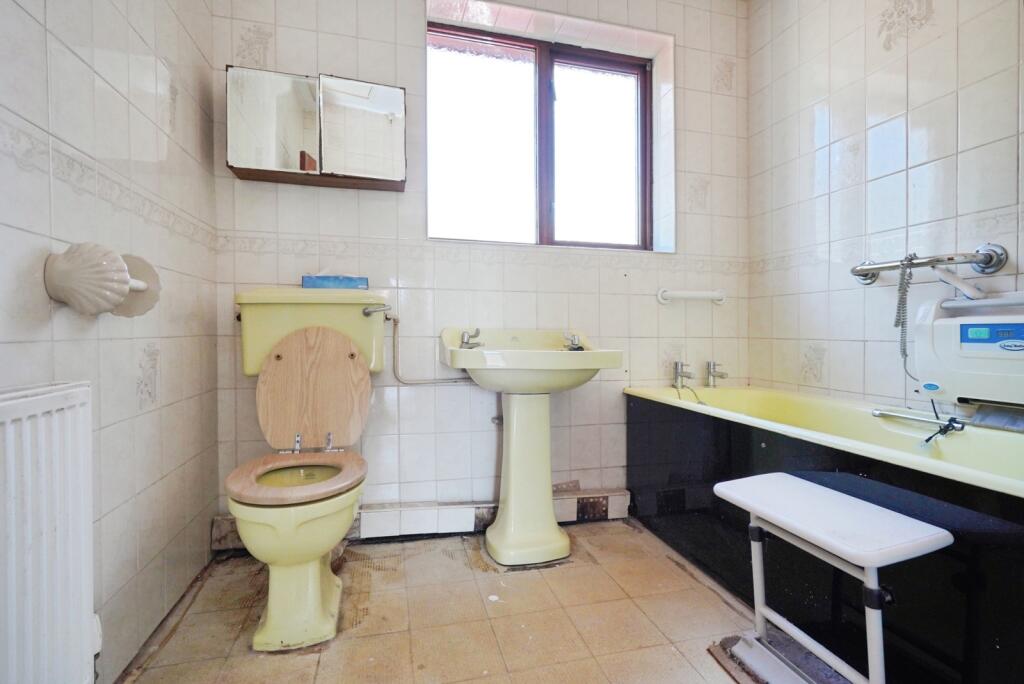 House in Swadlincote, Lower Midway, Upper Midway - More