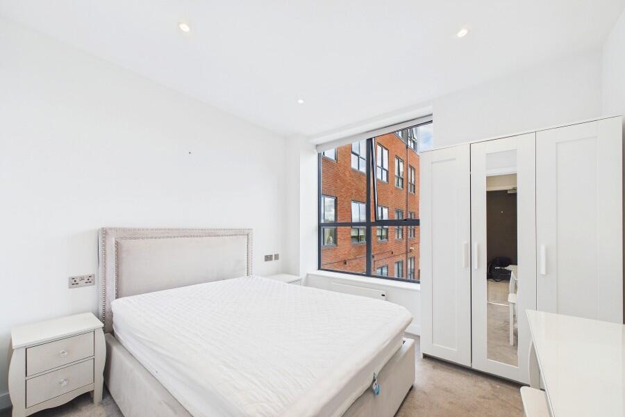 Apartment in Surrey Heath, Surrey - View 5