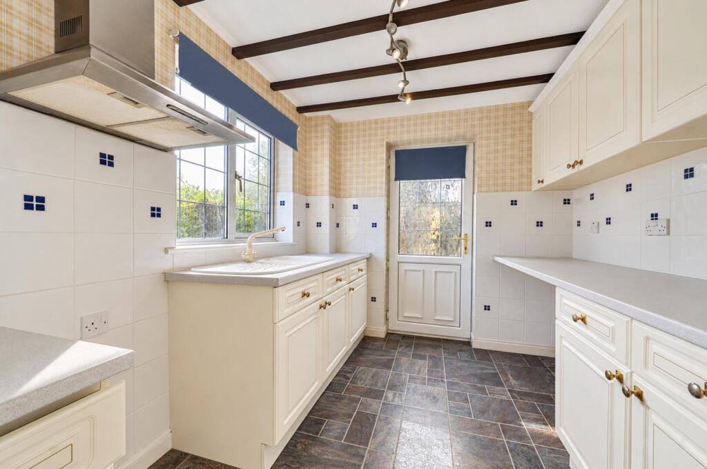 House in Basingstoke and Deane, Kempshott - View 5