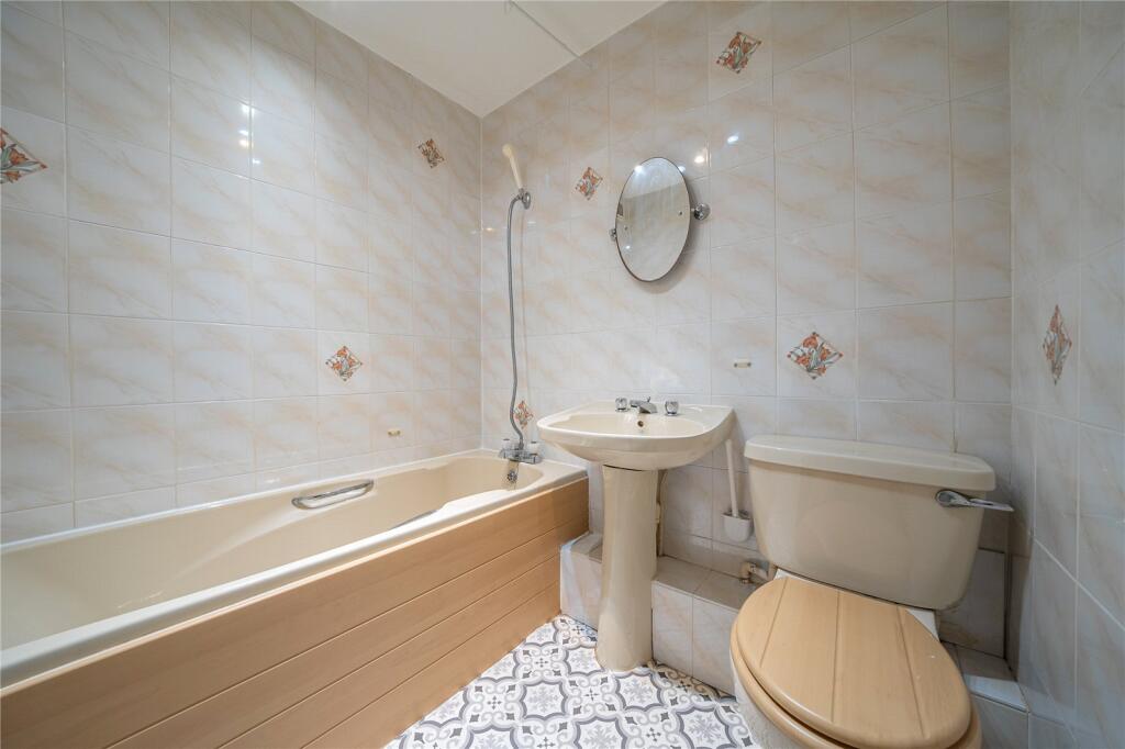 Apartment in Leeds, West Yorkshire - View 5