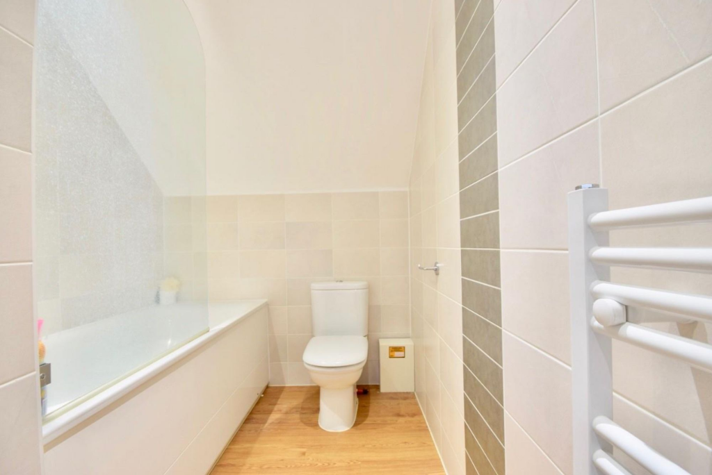 Clements Mead, Leatherhead, KT22 photo 4