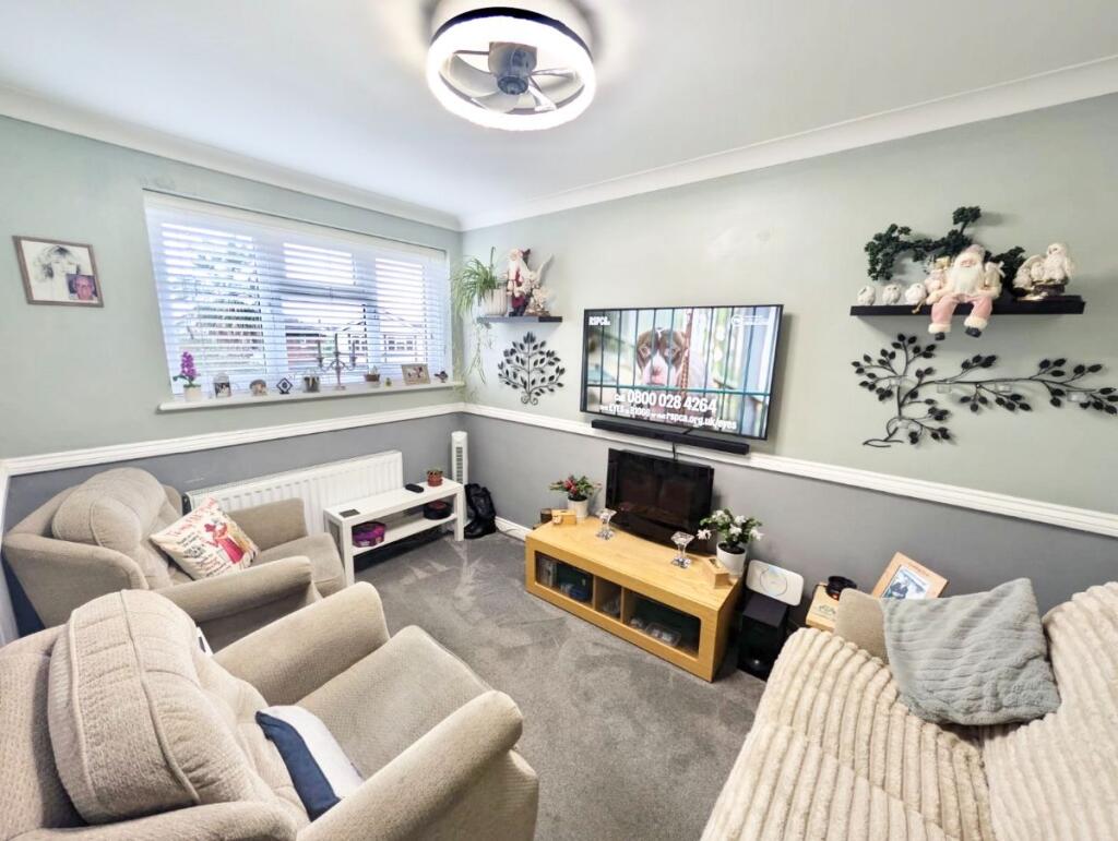 2-bed flat on Goirle Avenue, Canvey Island, £200,000