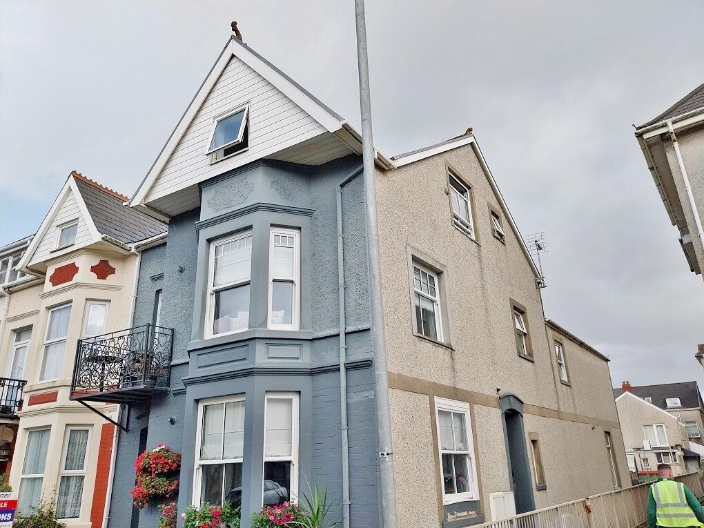 1-bed flat on Esplanade Avenue, Porthcawl, Bridgend (County of), CF36, £150,000