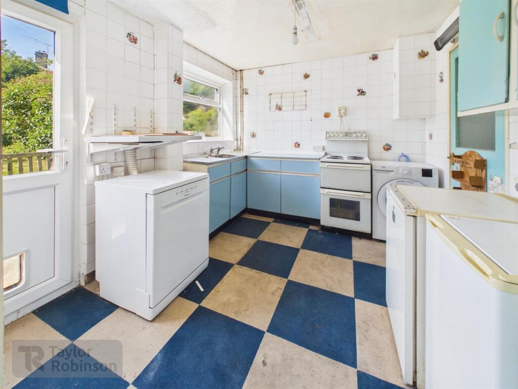 House in Crawley, Southgate - View 2