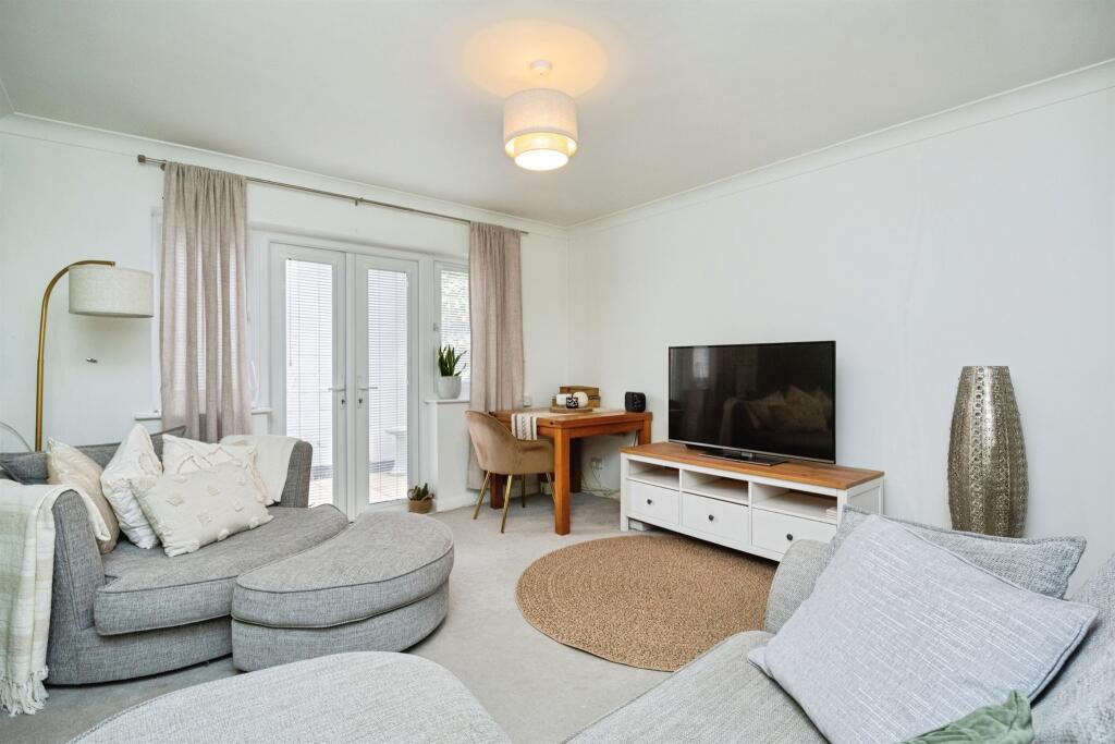 Apartment in Tunbridge Wells, Kent - View 2