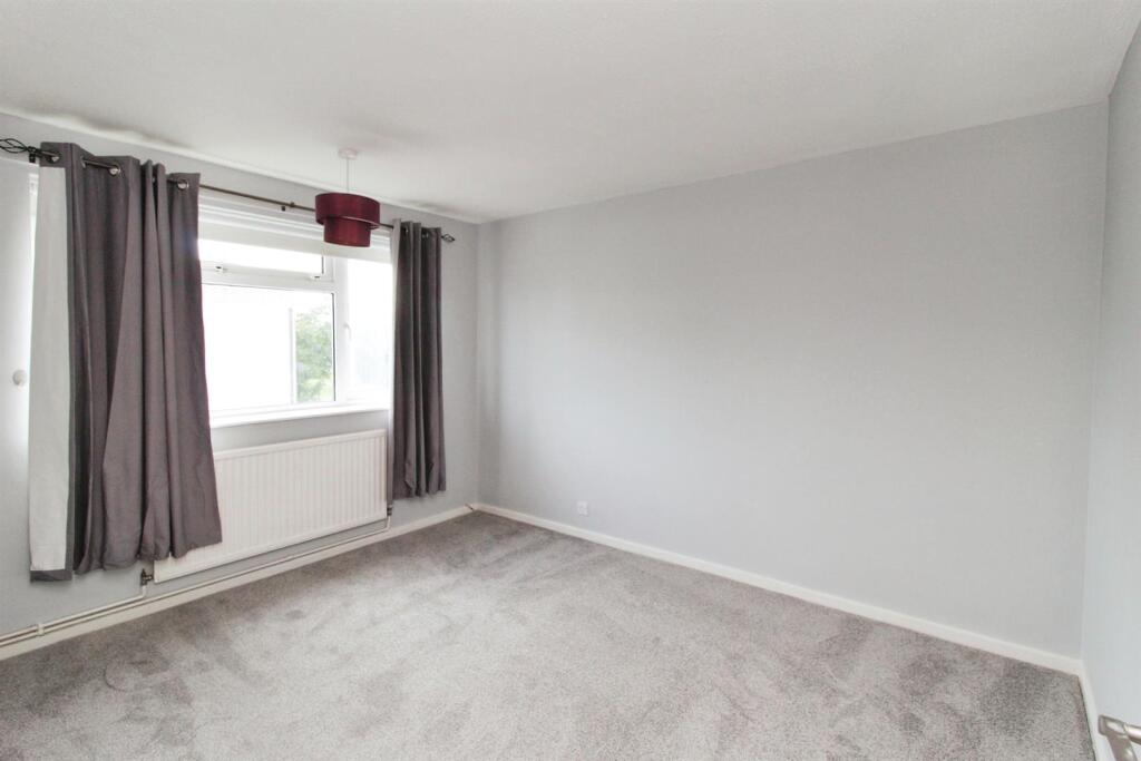 Apartment in Crawley, Southgate - More