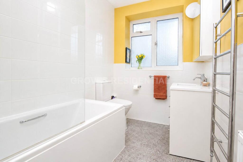 Apartment in New Malden - More