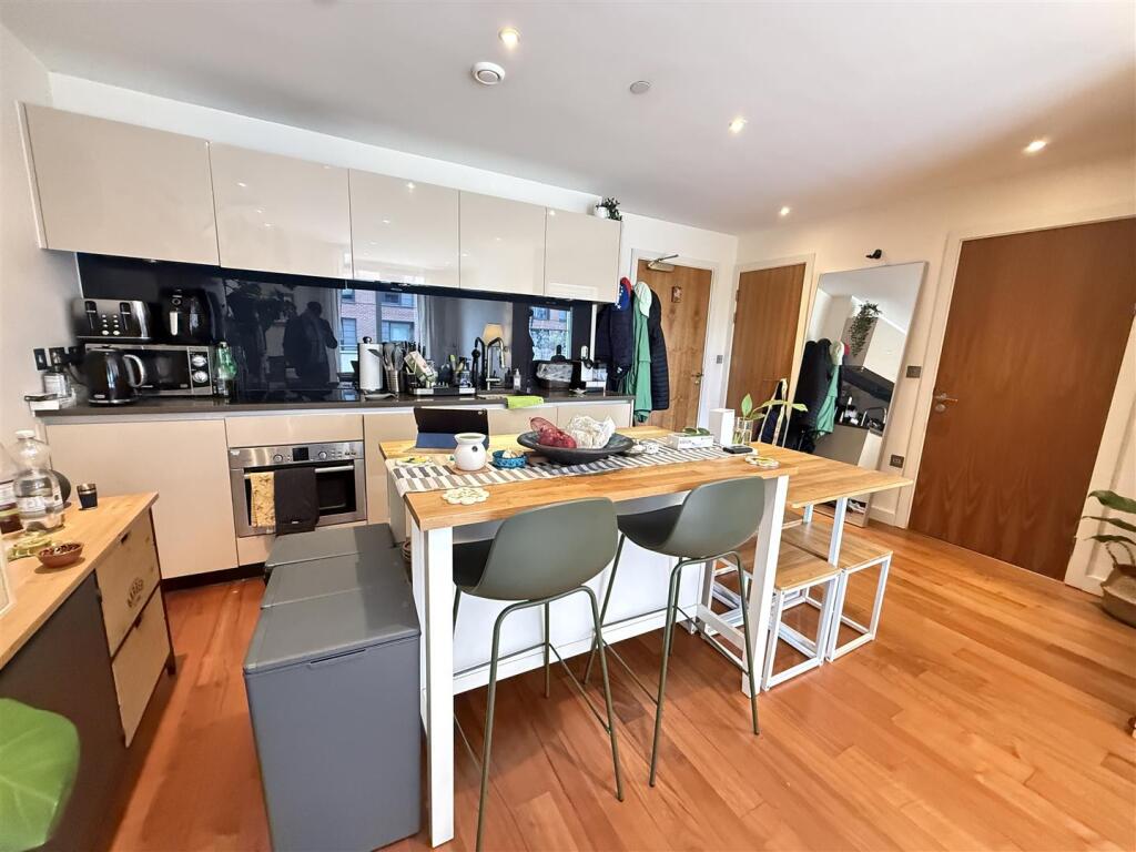 Apartment in Manchester, New Islington, Miles Platting - More