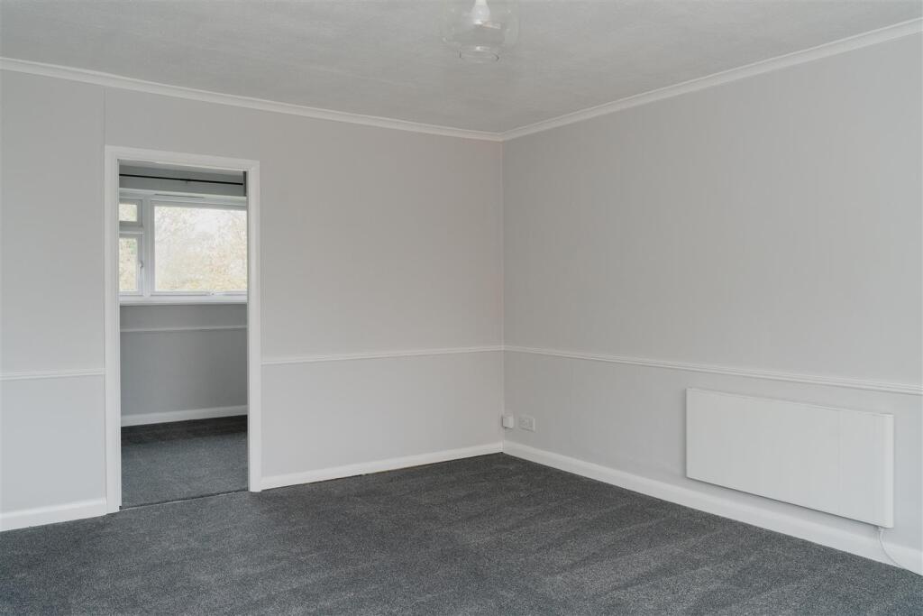 Apartment in Reigate and Banstead, Surrey - More