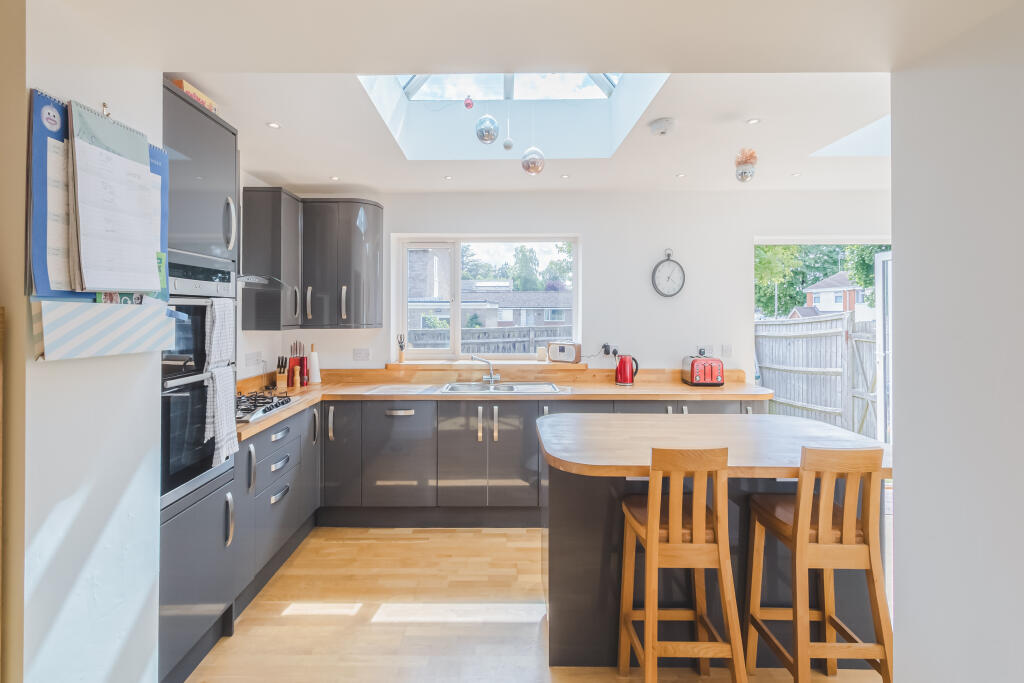 5-bed semi-detached on Sams Lane, Blunsdon, Swindon, SN26, £400,000