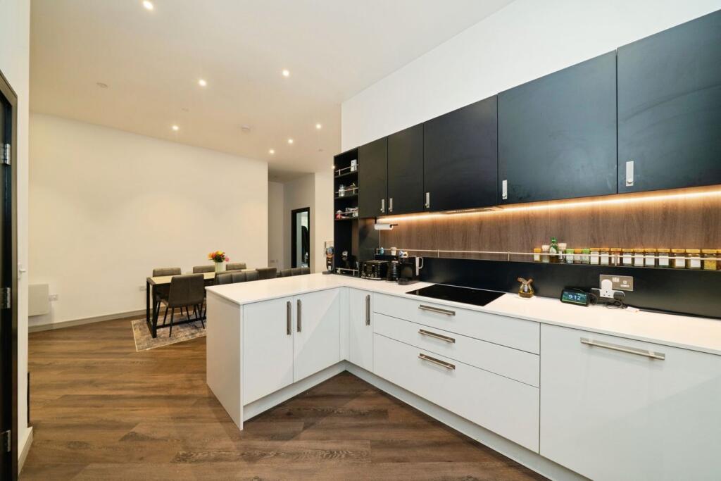 Apartment in Spelthorne, Surrey - View 4