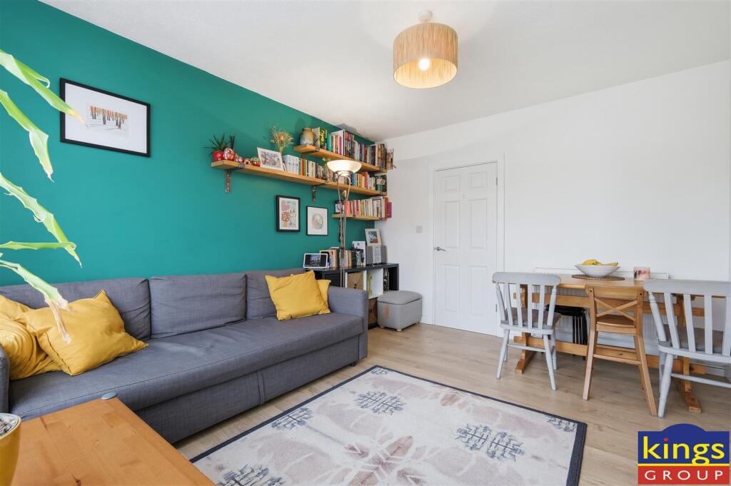 Apartment in London, Chapel End, Walthamstow - View 3