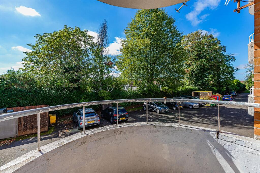 Apartment in Cardiff, Penylan - More