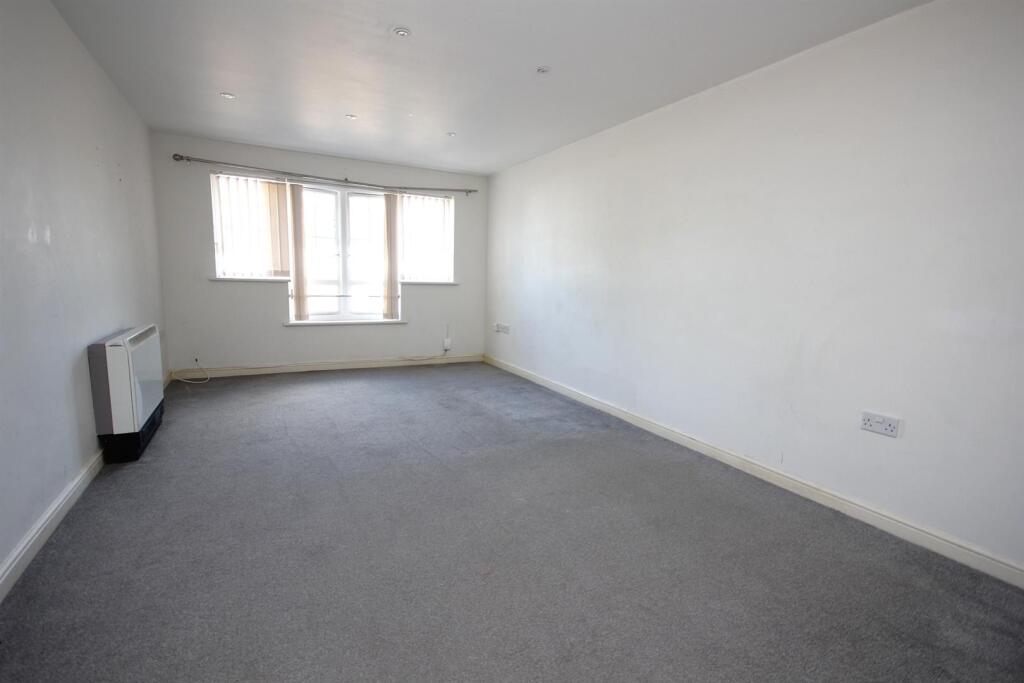 Apartment in Southampton - View 3