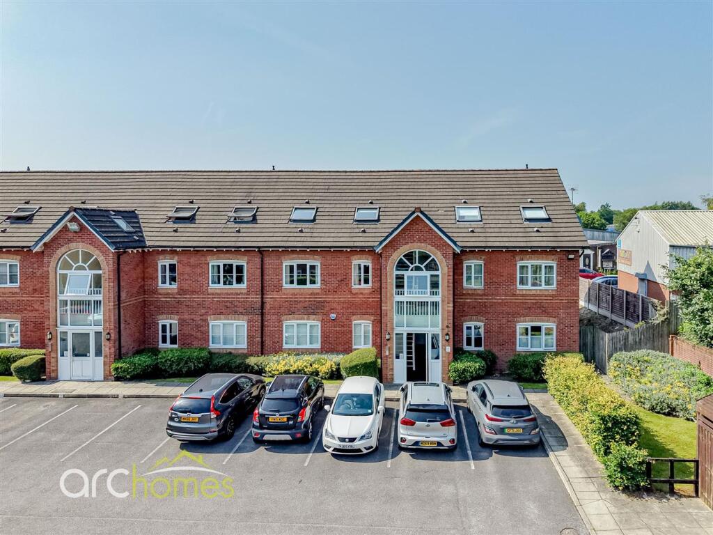 2-bed flat on Gadfield Court, Atherton, M46, £130,000