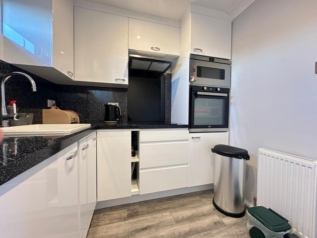 1-bed flat on Preston Court,  Kings Avenue, Holland-on-Sea, Clacton-on-Sea, £145,000