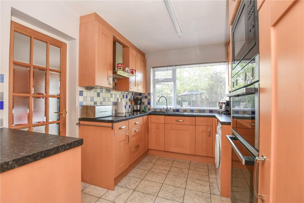 House in Wokingham, Emmbrook - View 3