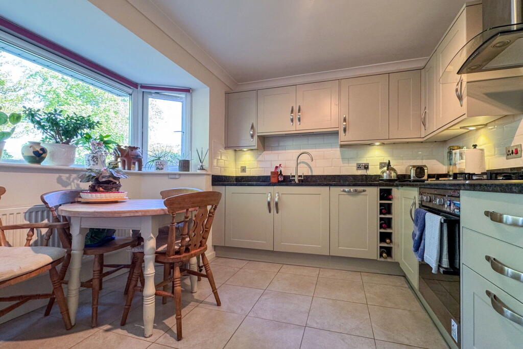 Hasted Drive, Alresford, SO24  photo 3