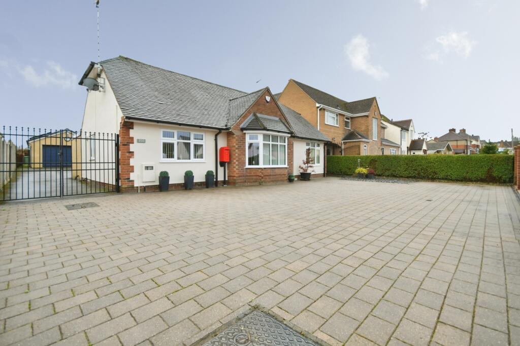 4-bed detached on Nethermoor Road, Wingerworth, Chesterfield, Derbyshire, S42, £450,000