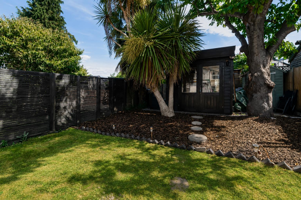 House in London, Sutton New Town, The Wrythe - More
