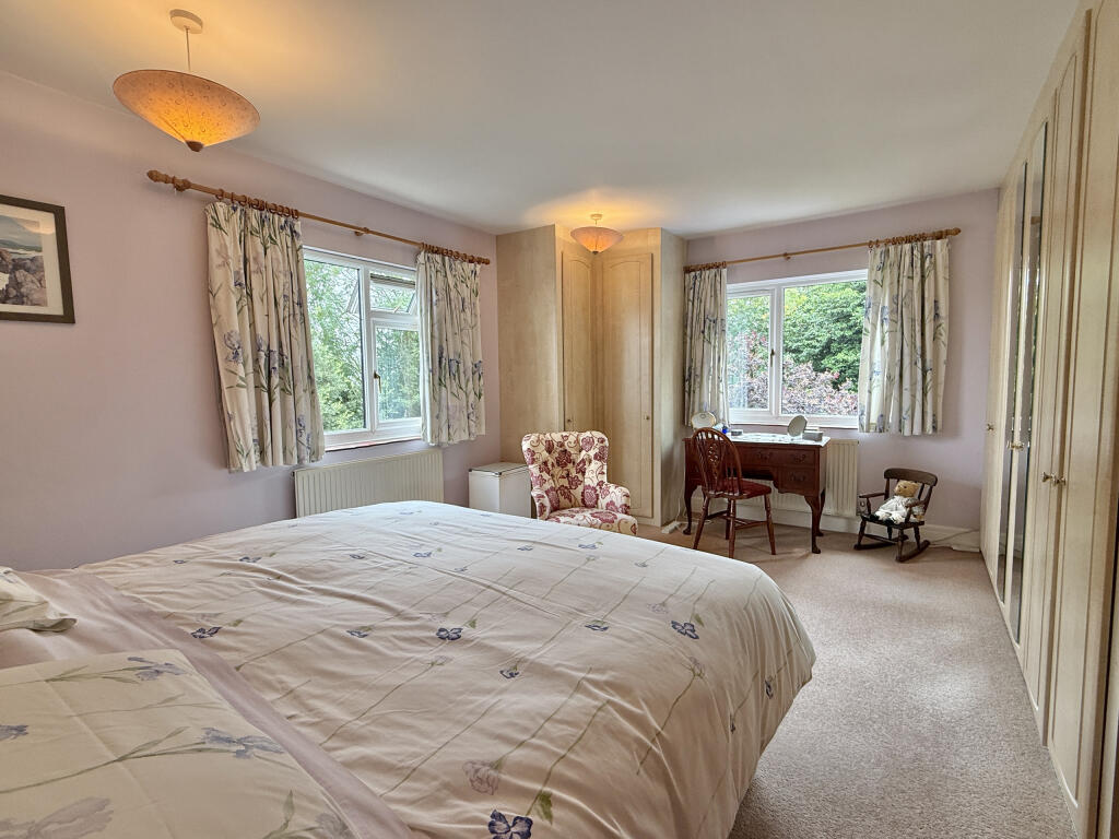 Sharpham Drive, Totnes – další