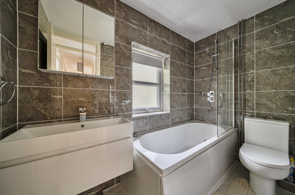 House in Binfield, Temple Park - View 5