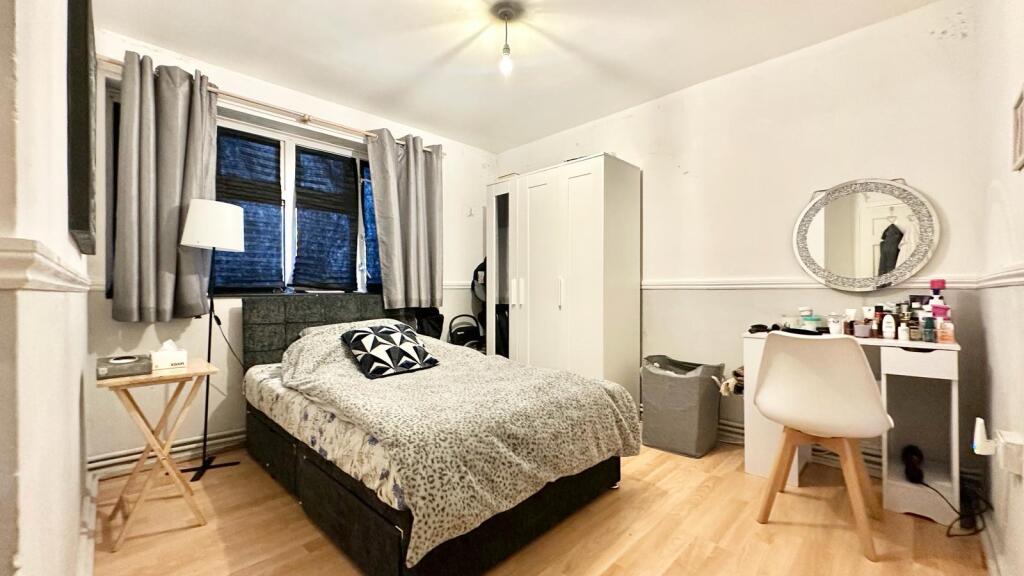 Apartment in London, Loxford, Seven Kings - More