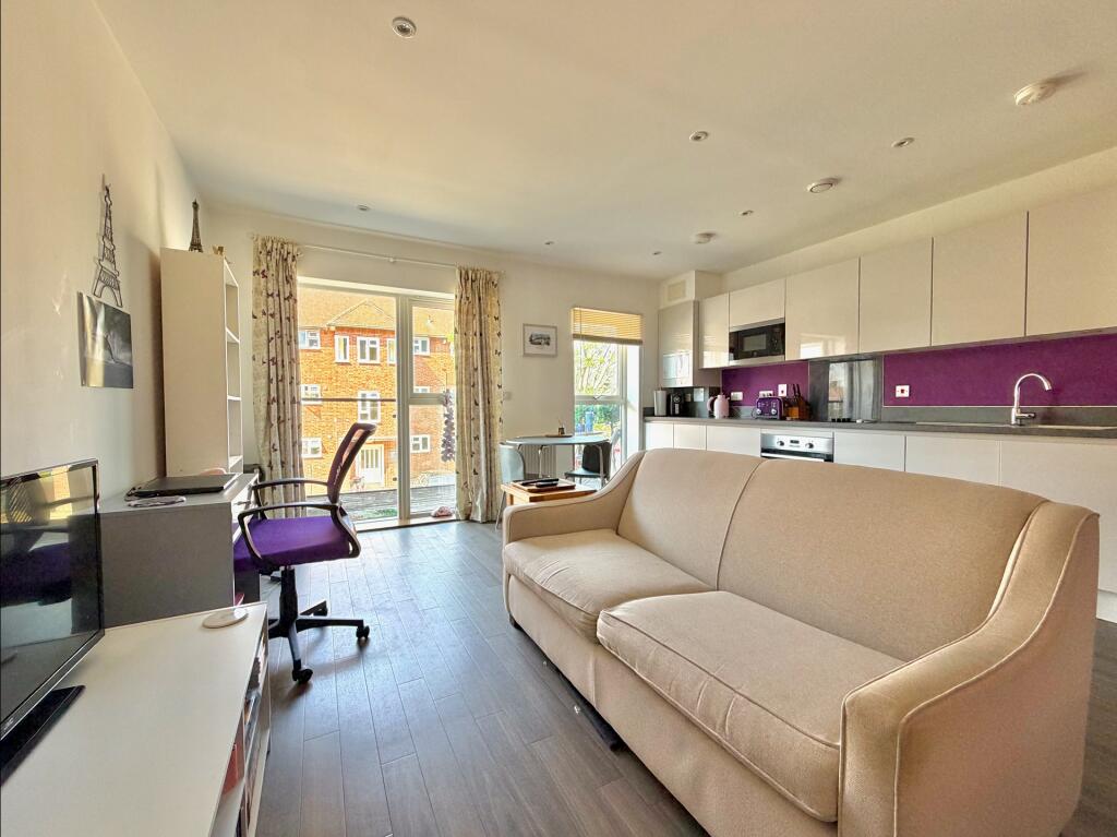 Apartment in Watford - View 3