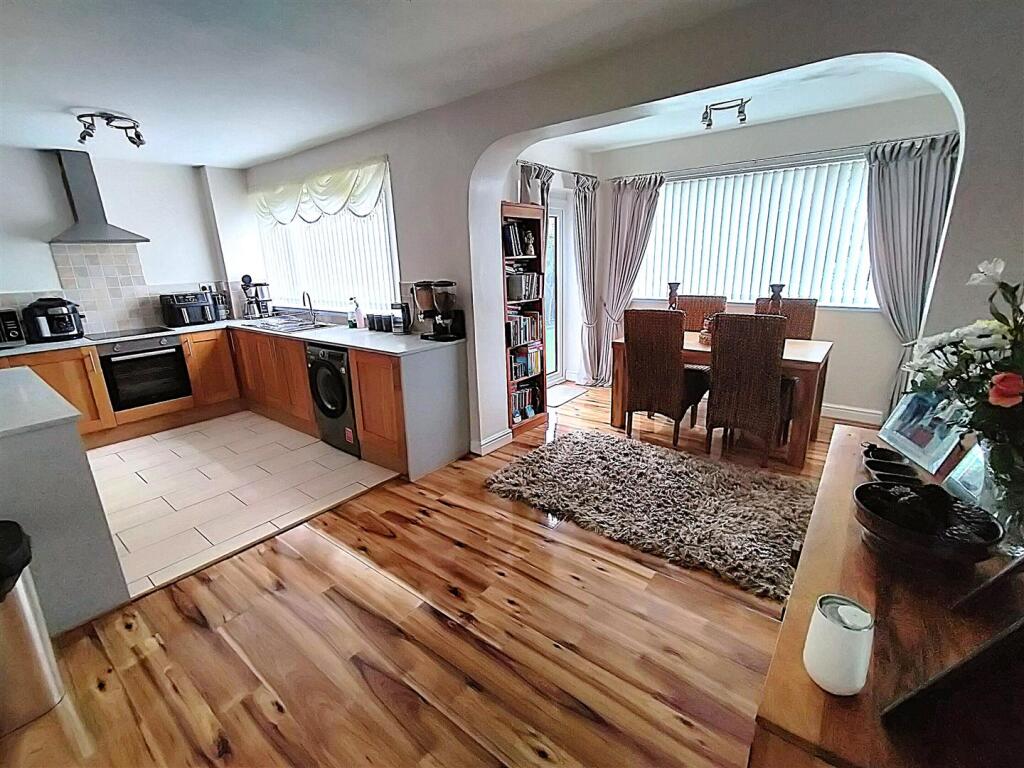 Yorke Avenue, Wrexham, Wrexham photo 4