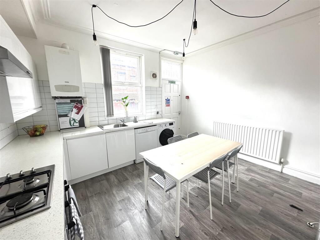 House in Leeds, West Yorkshire - View 4