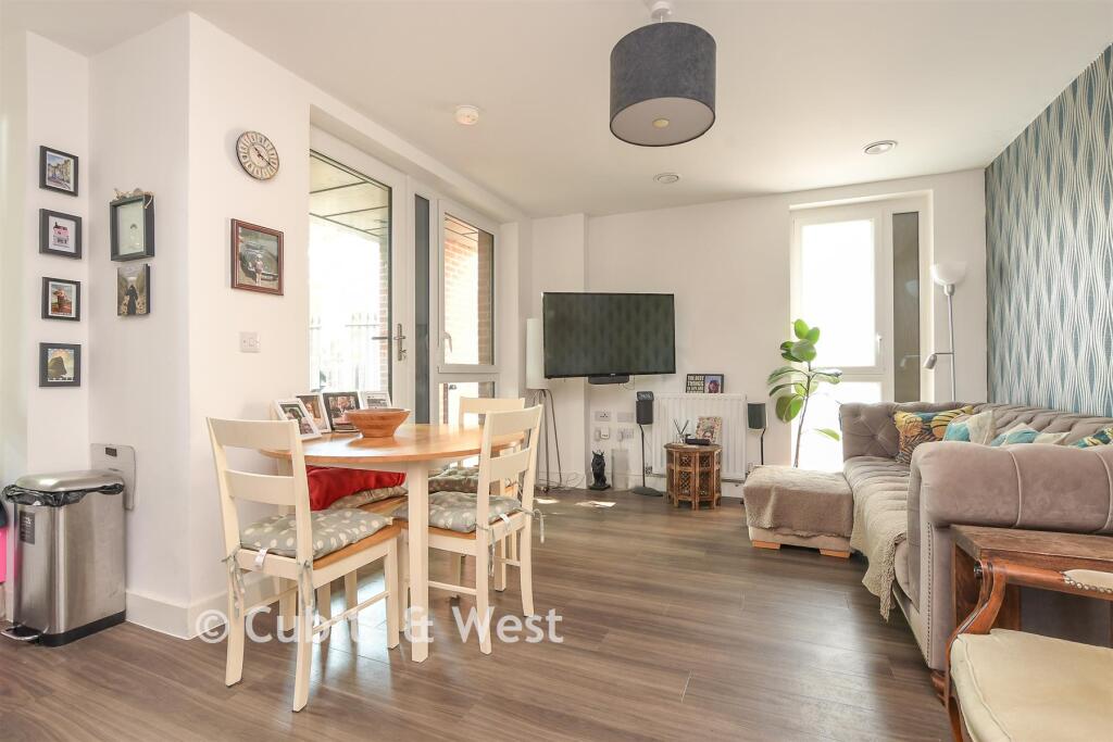 Apartment in Reigate and Banstead, Surrey - More