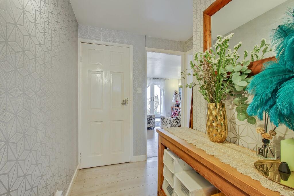 Willow Avenue, New Denham, photo 4