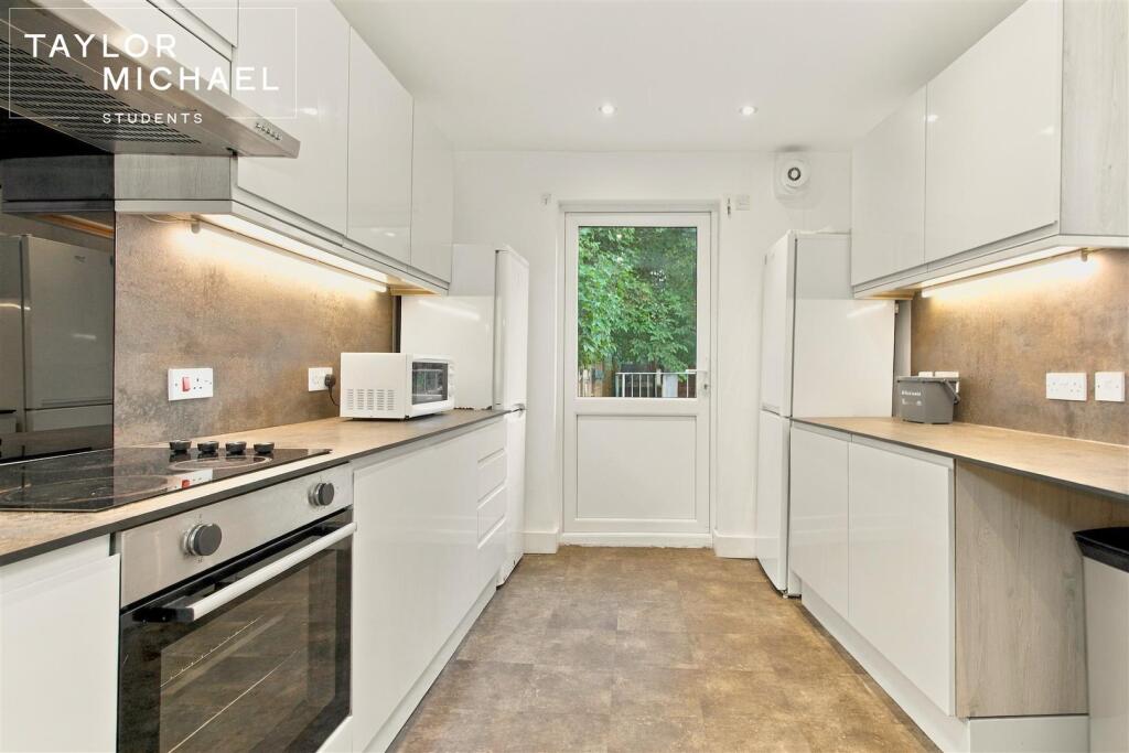 6 bedroom flat for rent