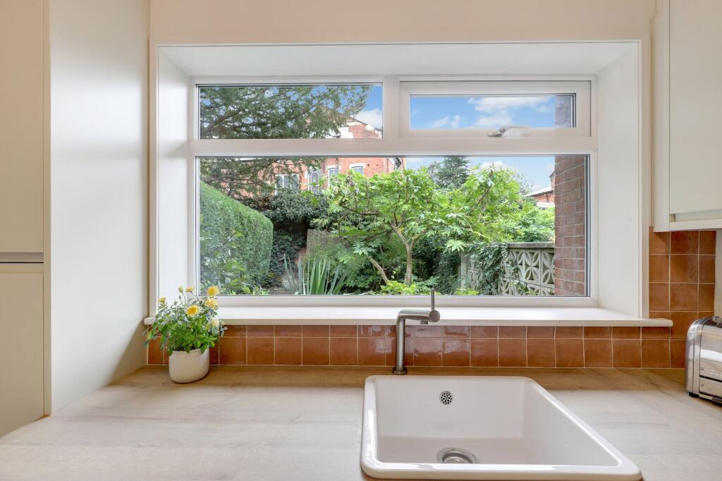 House in Nottingham, Nottinghamshire - More